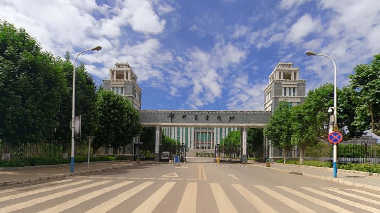 云南工商學院_學校大門