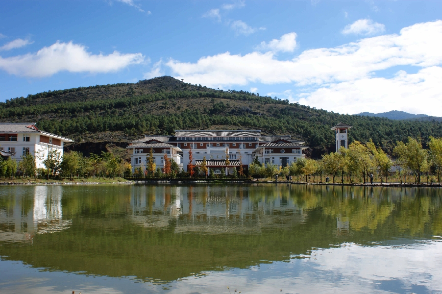 云南大學(xué)旅游文化學(xué)院——校園景觀圖(圖書館遠眺)