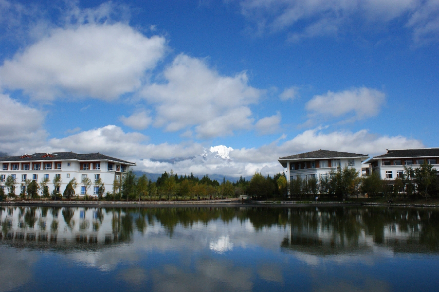 云南大學(xué)旅游文化學(xué)院——校園景觀圖(雪山遠眺)