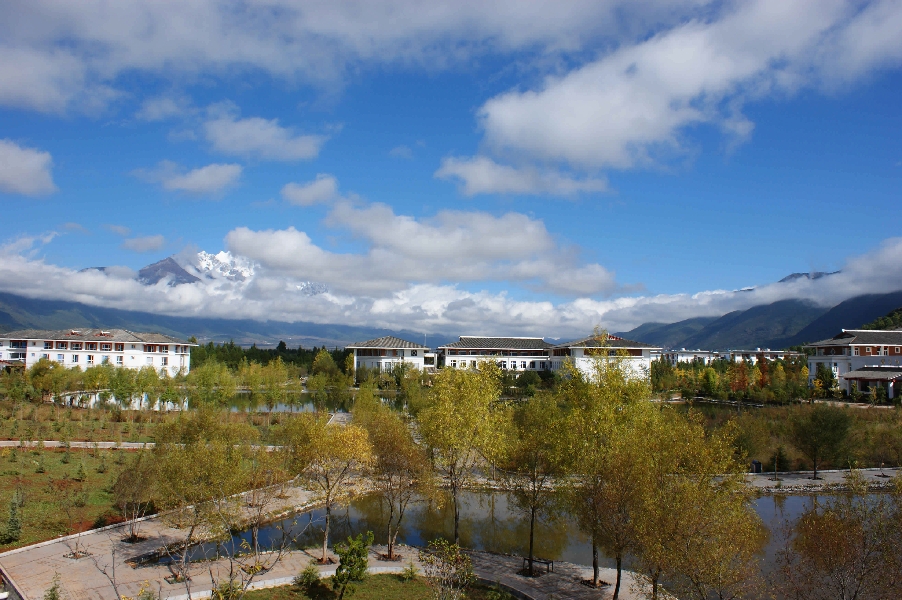 云南大學(xué)旅游文化學(xué)院——雪山遠眺